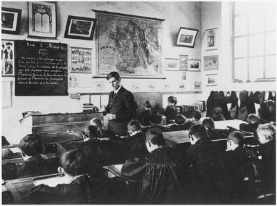 Classe in una scuola primaria, Orme, 2 marzo 1909 da French Photographer